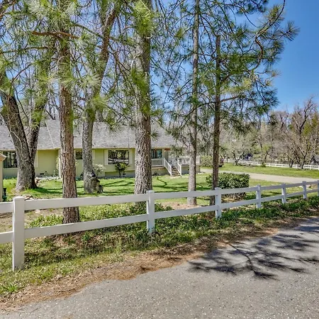 Oakhurst Vacation Rental Near Hiking And Bass Lake!